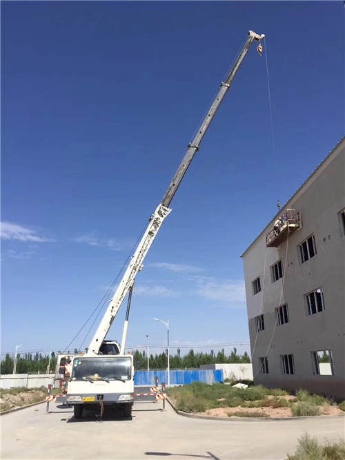 民丰县“轻装强干”—— 吊车的 “轻量化臂架” 技术